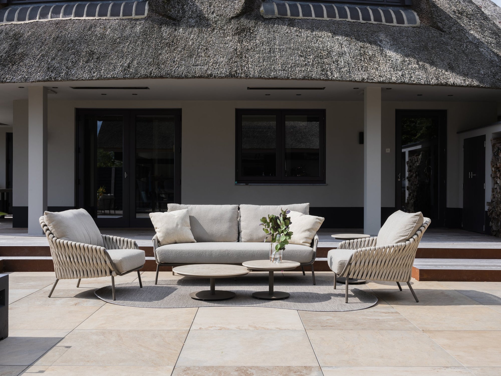 Montera lounge set with Finn tables - Lifestyle