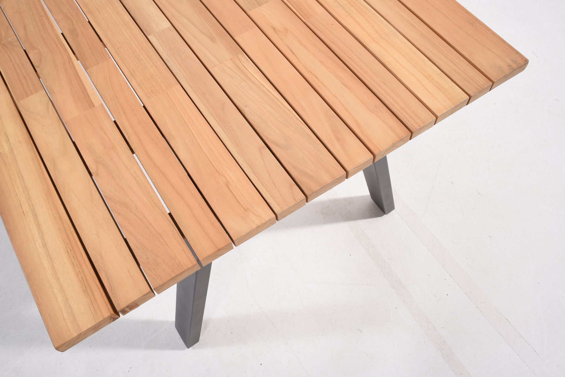 4 Seasons Outdoor Ambassador table top Natural teak ¢ 130 cm. with Ambassador le - Detail view