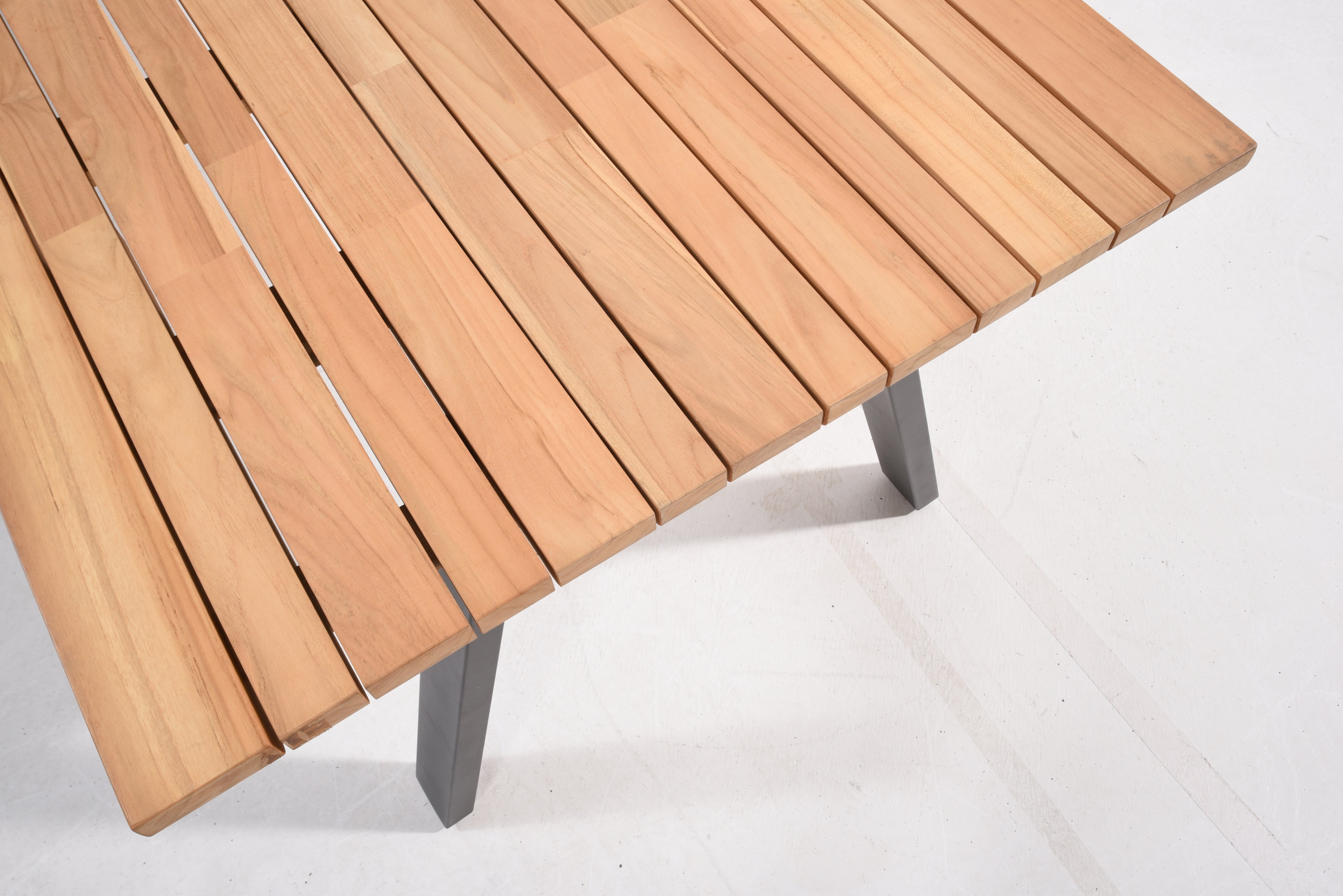 4 Seasons Outdoor Ambassador table top Natural teak ¢ 130 cm. with Ambassador le - Detail view