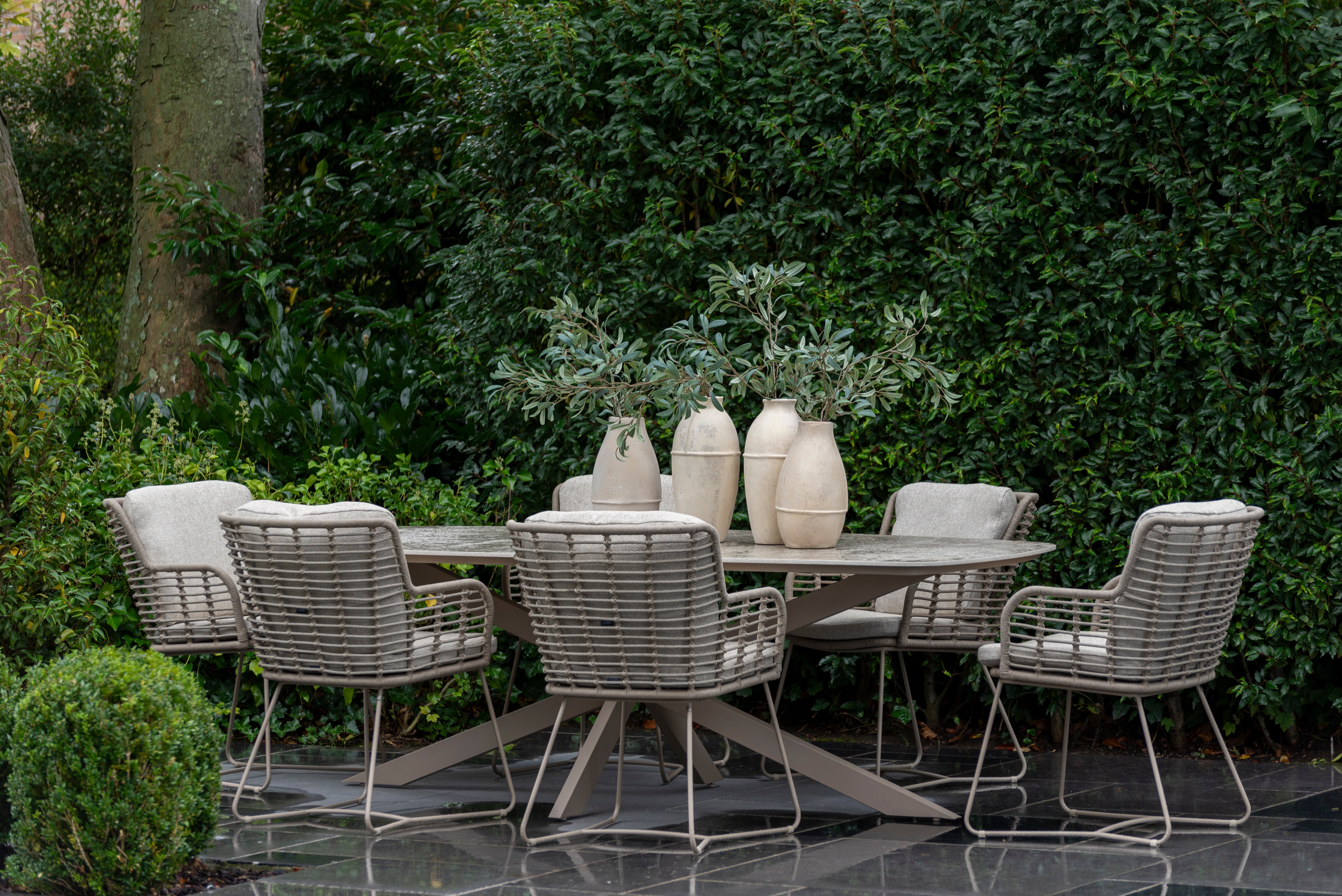 Fabrice dining set latte with Hampton oval dining tabel 300 x 110 cm - Detail