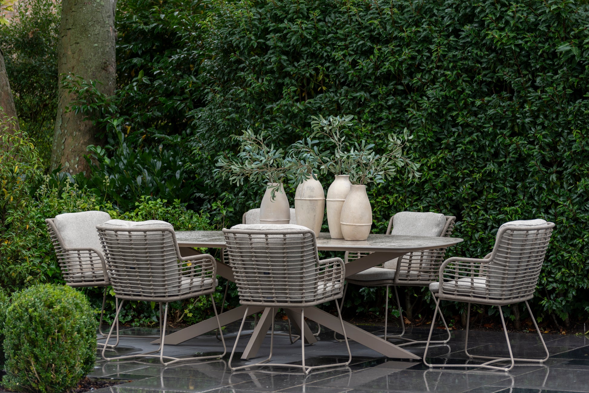 Fabrice dining set Latte with Corsica dining table teak 160cm - Detail