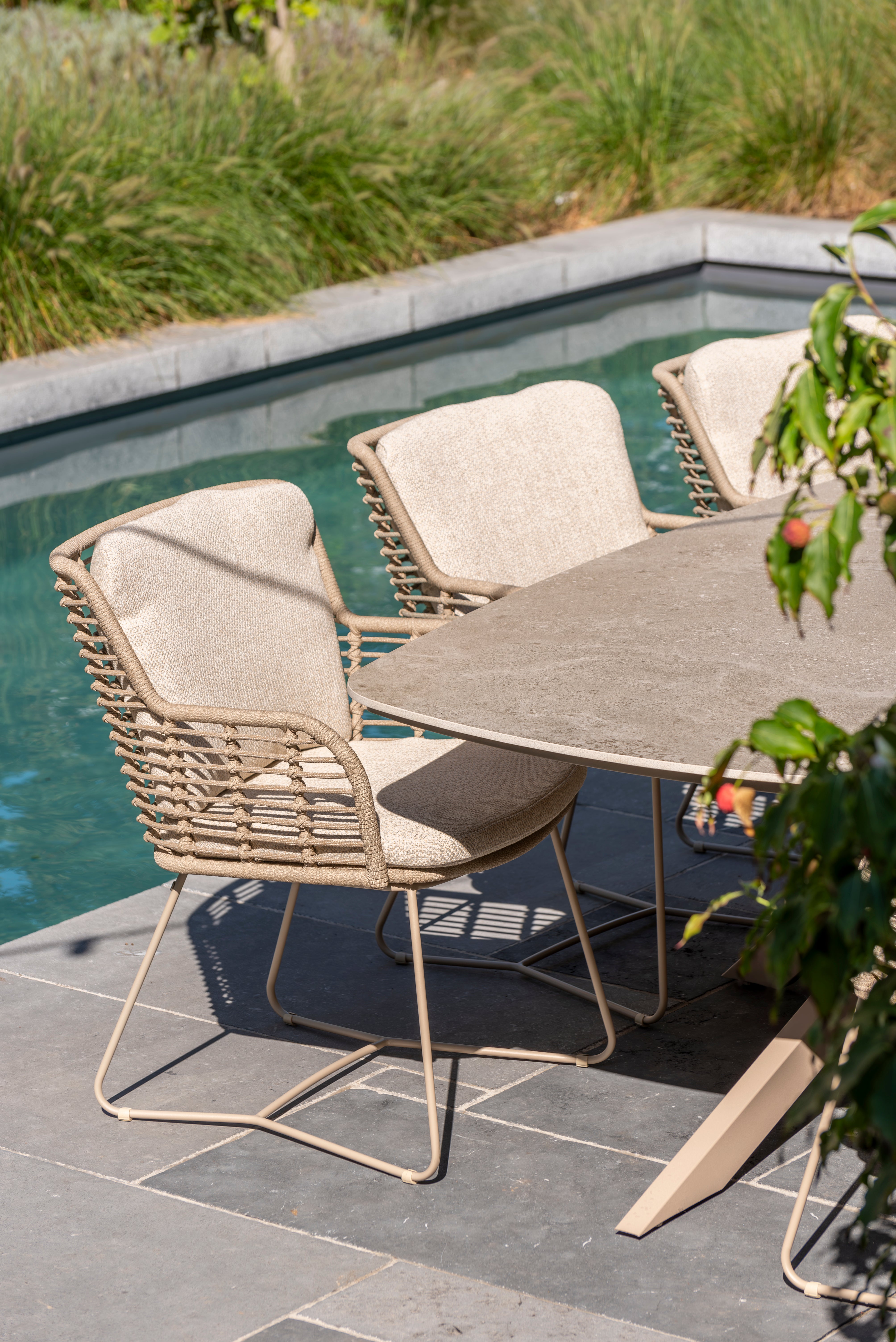 Fabrice dining set latte with Hampton oval dining tabel 300 x 110 cm - Detail