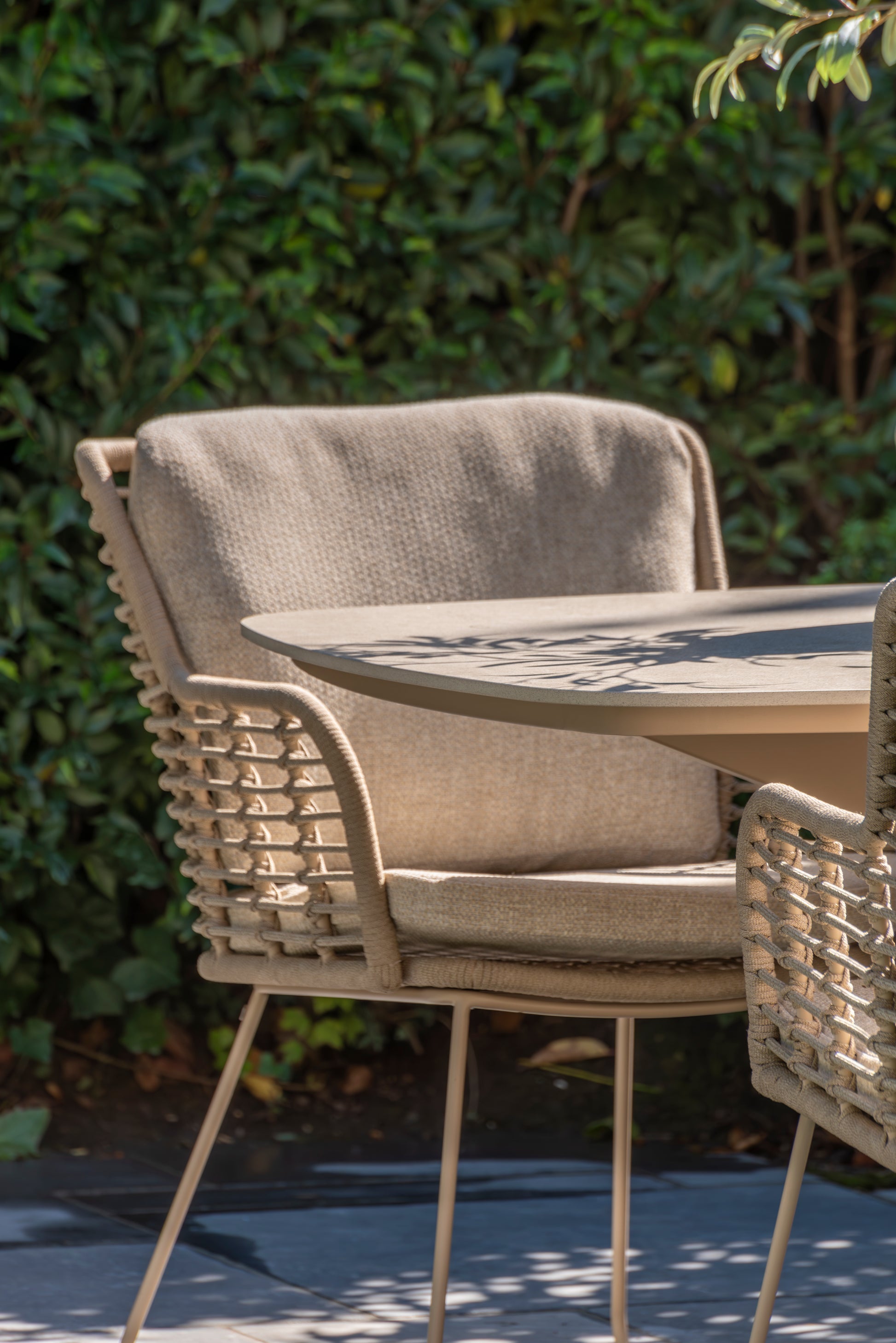 Fabrice dining set latte with Hampton oval dining tabel 300 x 110 cm - Detail