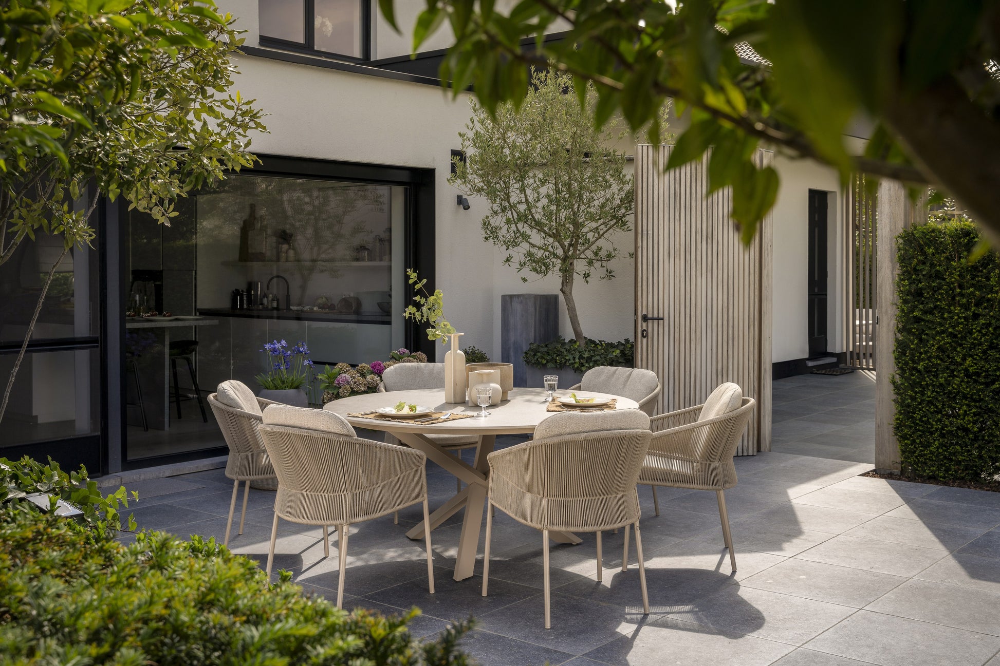 4SO Florence dining set latte (4 st.) met Prado tafel ⌀130cm — sfeervolle tuinset van 4 Seasons Outdoor