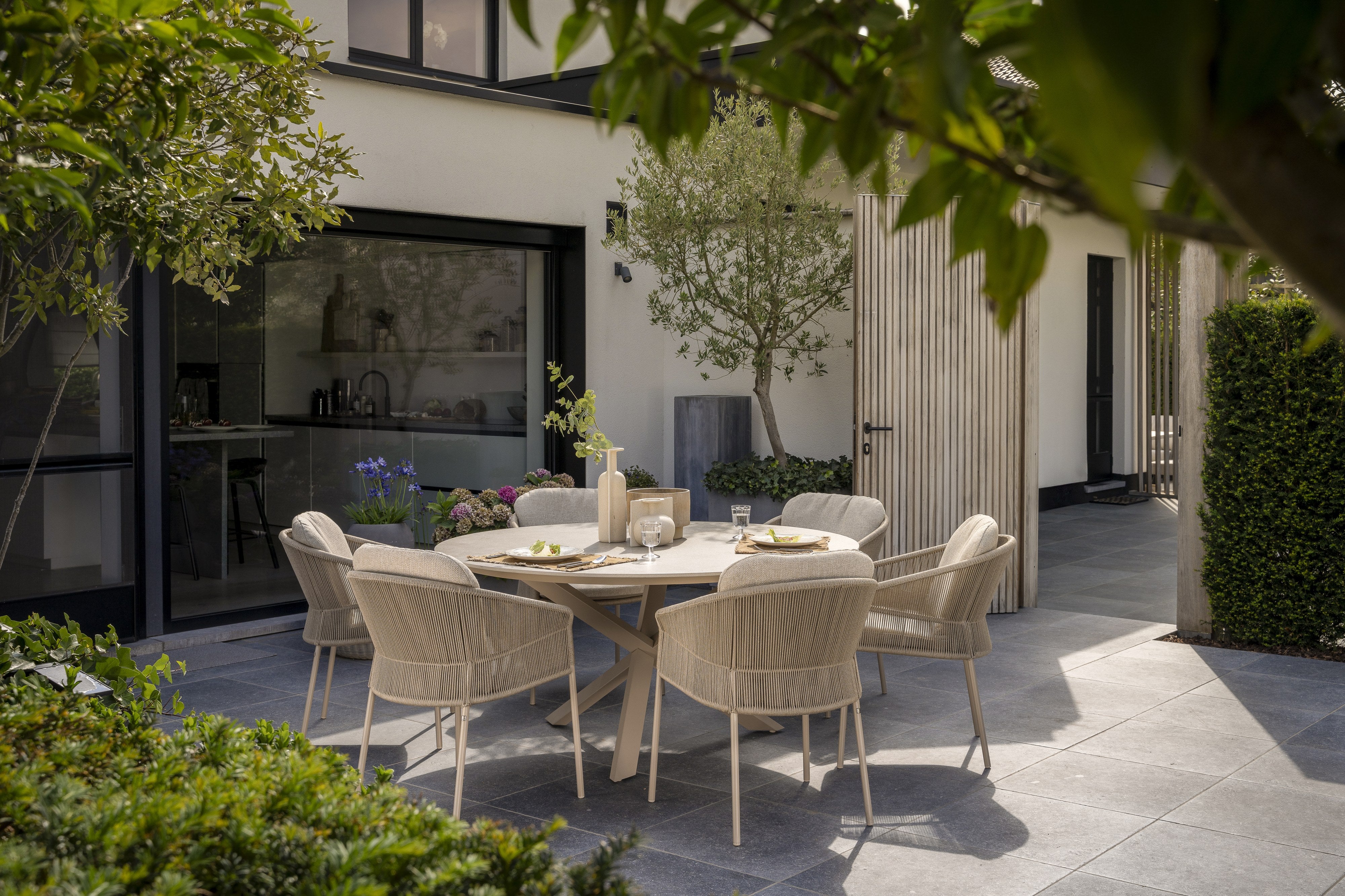 4SO Florence dining set latte (6 st.) met Prado tafel ⌀160cm — sfeervolle tuinset van 4 Seasons Outdoor