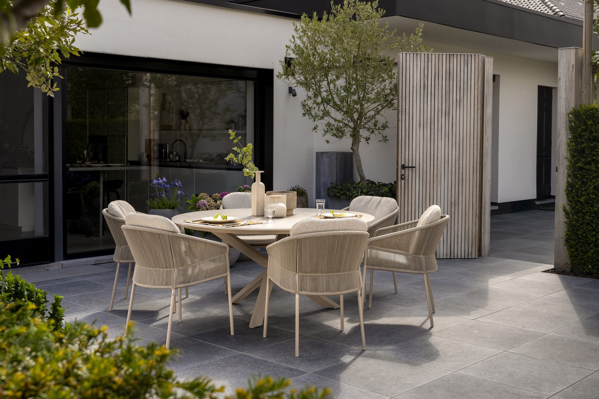 4SO Florence dining set latte (4 st.) met Prado tafel ⌀130cm — sfeervolle tuinset van 4 Seasons Outdoor