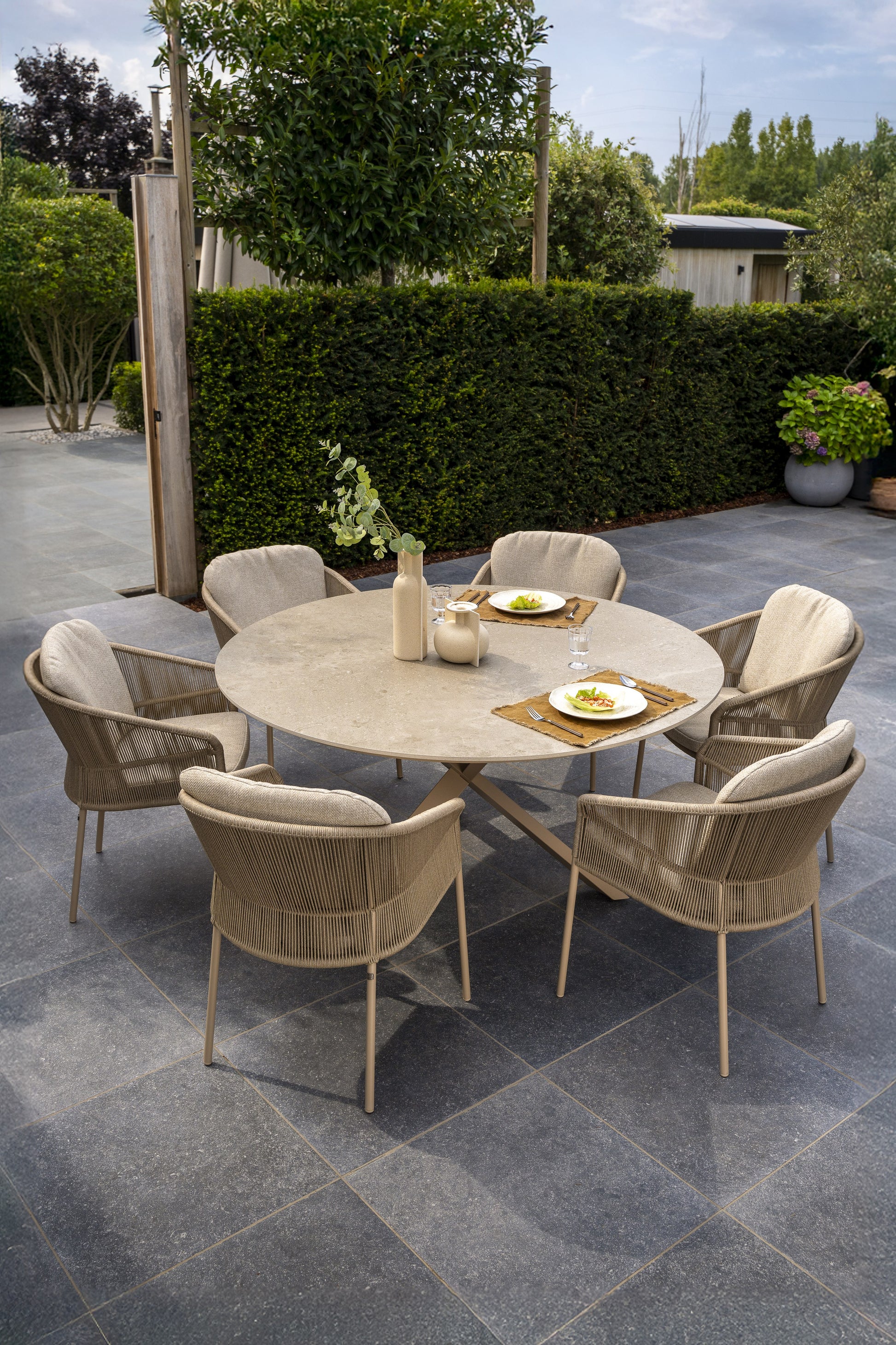 4SO Florence dining set latte (4 st.) met Prado tafel ⌀130cm — sfeervolle tuinset van 4 Seasons Outdoor