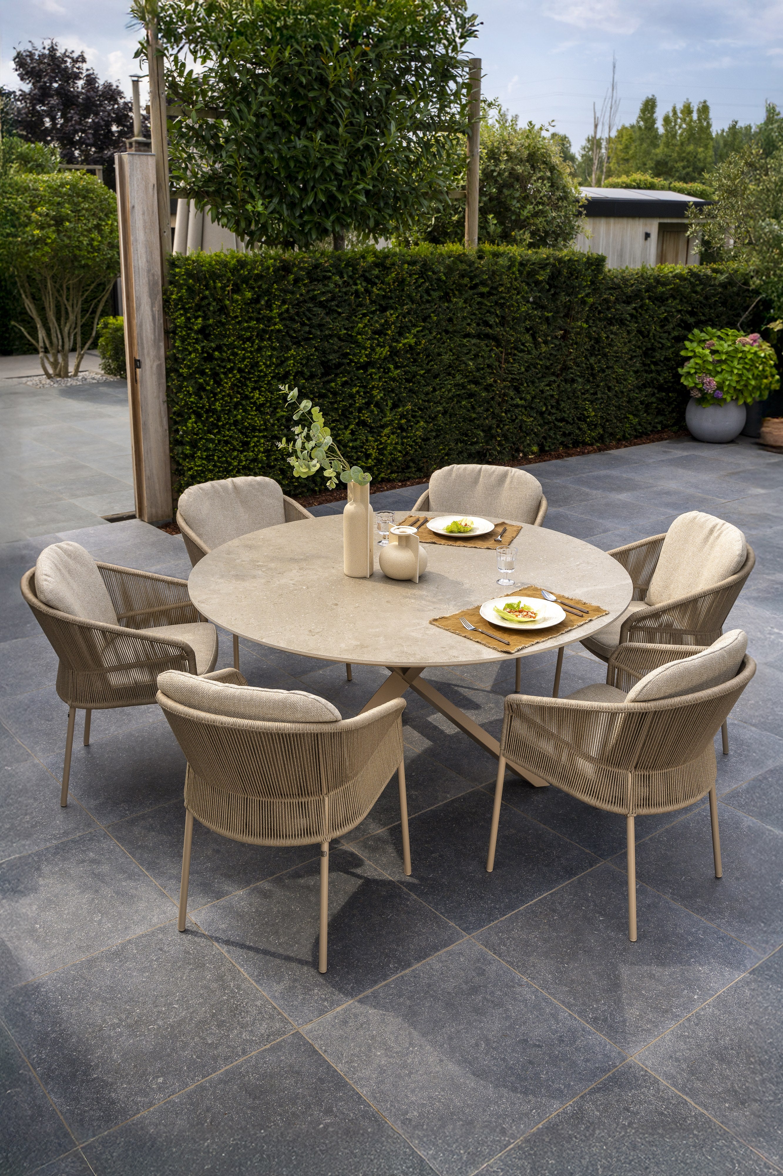 4SO Florence dining set latte (6 st.) met Prado tafel ⌀160cm — sfeervolle tuinset van 4 Seasons Outdoor