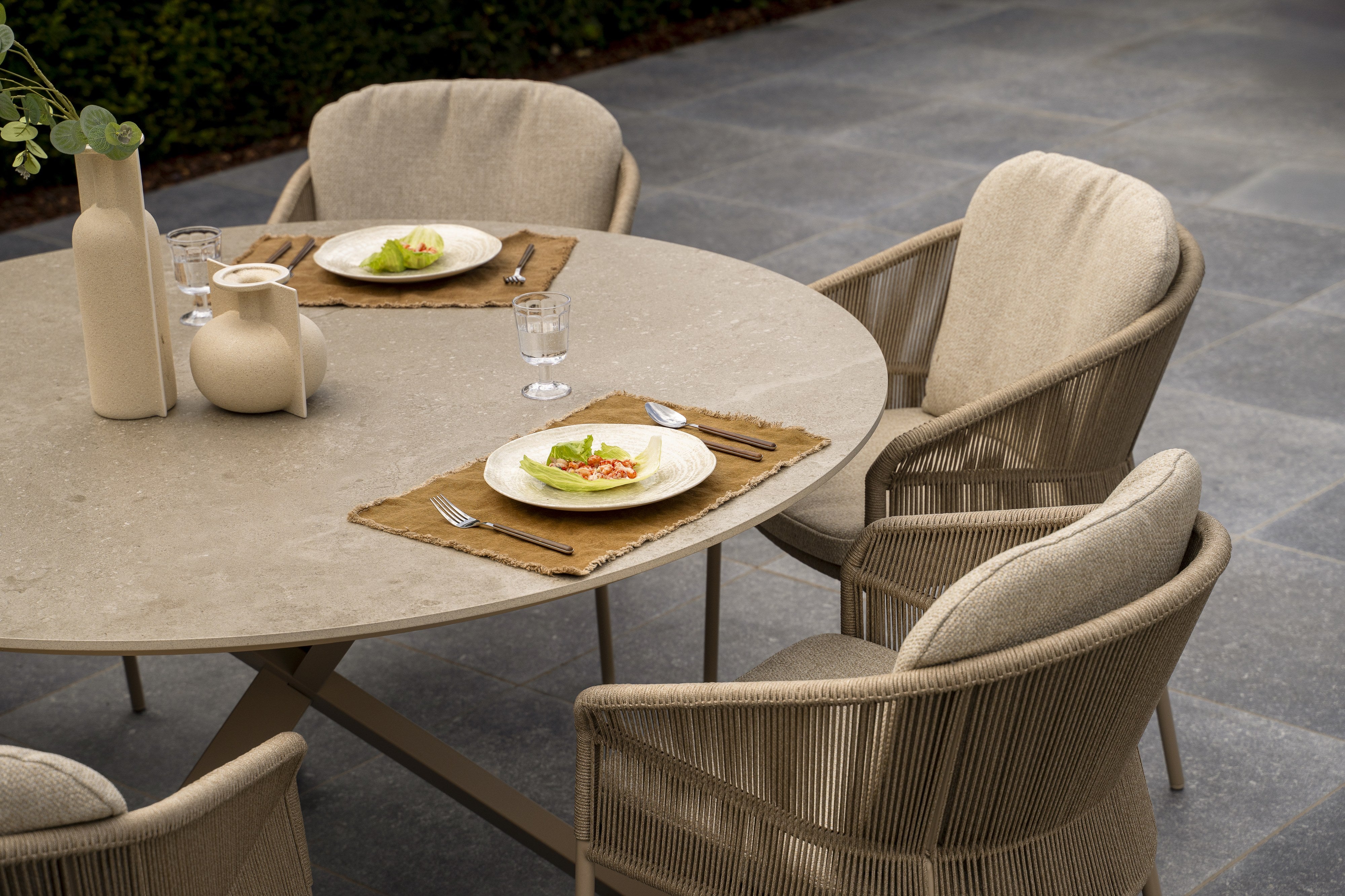 4SO Florence dining set latte (4 st.) met Prado tafel ⌀130cm — sfeervolle tuinset van 4 Seasons Outdoor