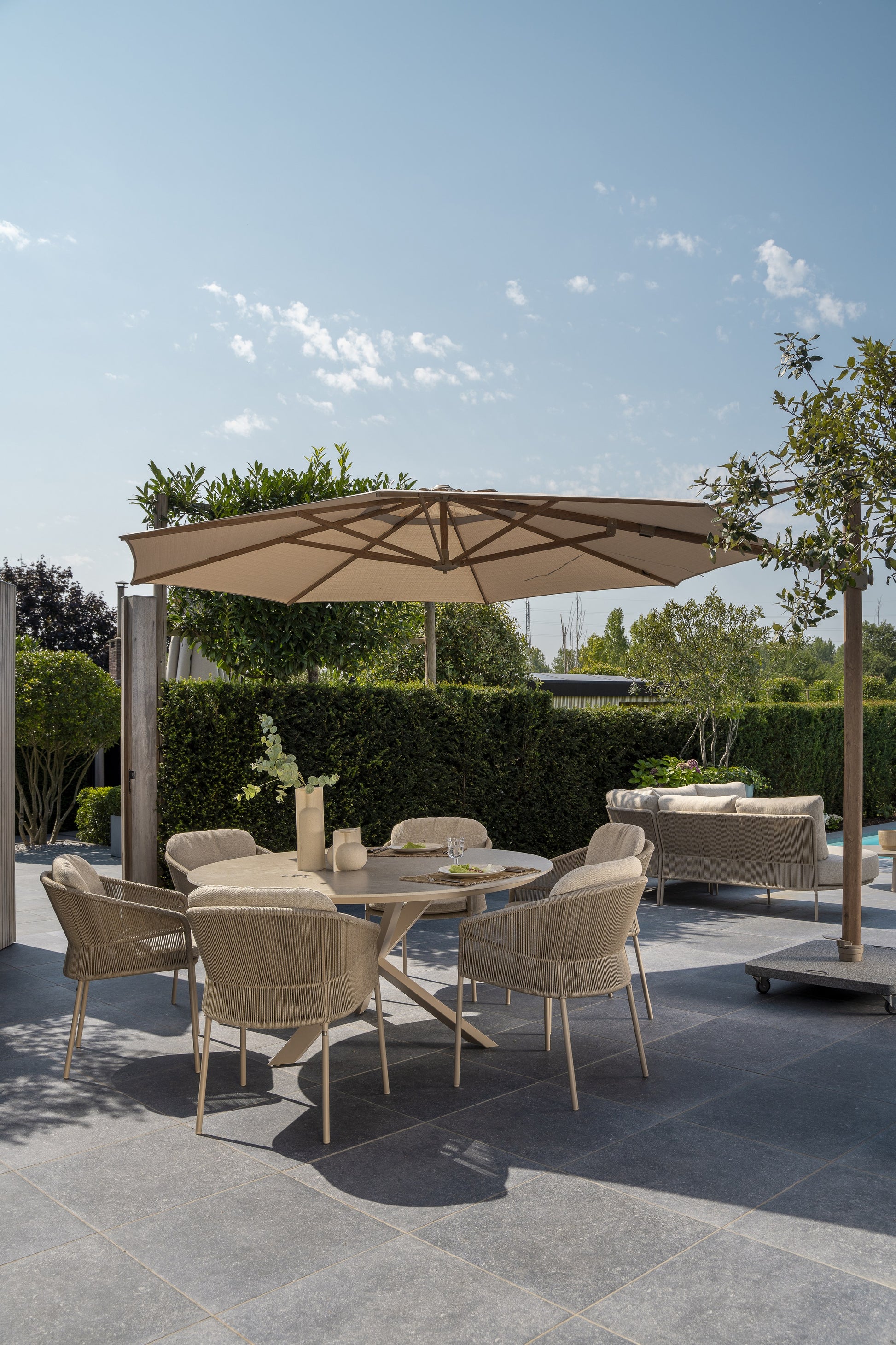 4SO Florence dining set latte (6 st.) met Prado tafel ⌀160cm — sfeervolle tuinset van 4 Seasons Outdoor