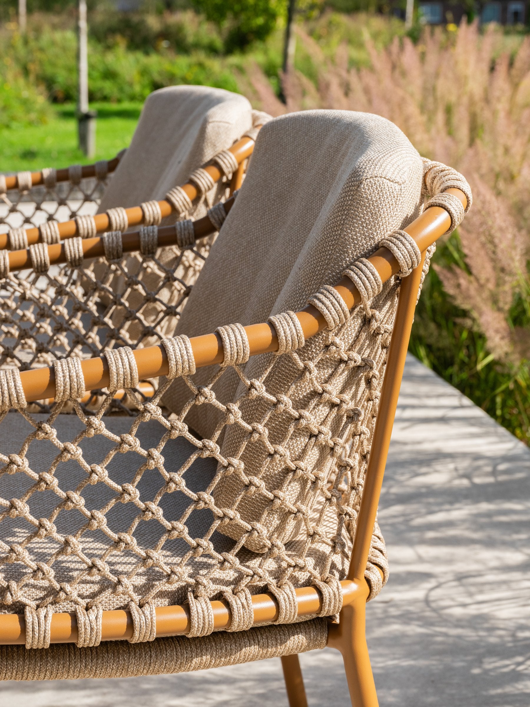 Martinique modular corner lounge set amber with lounge chair and Hampton tables - Detail