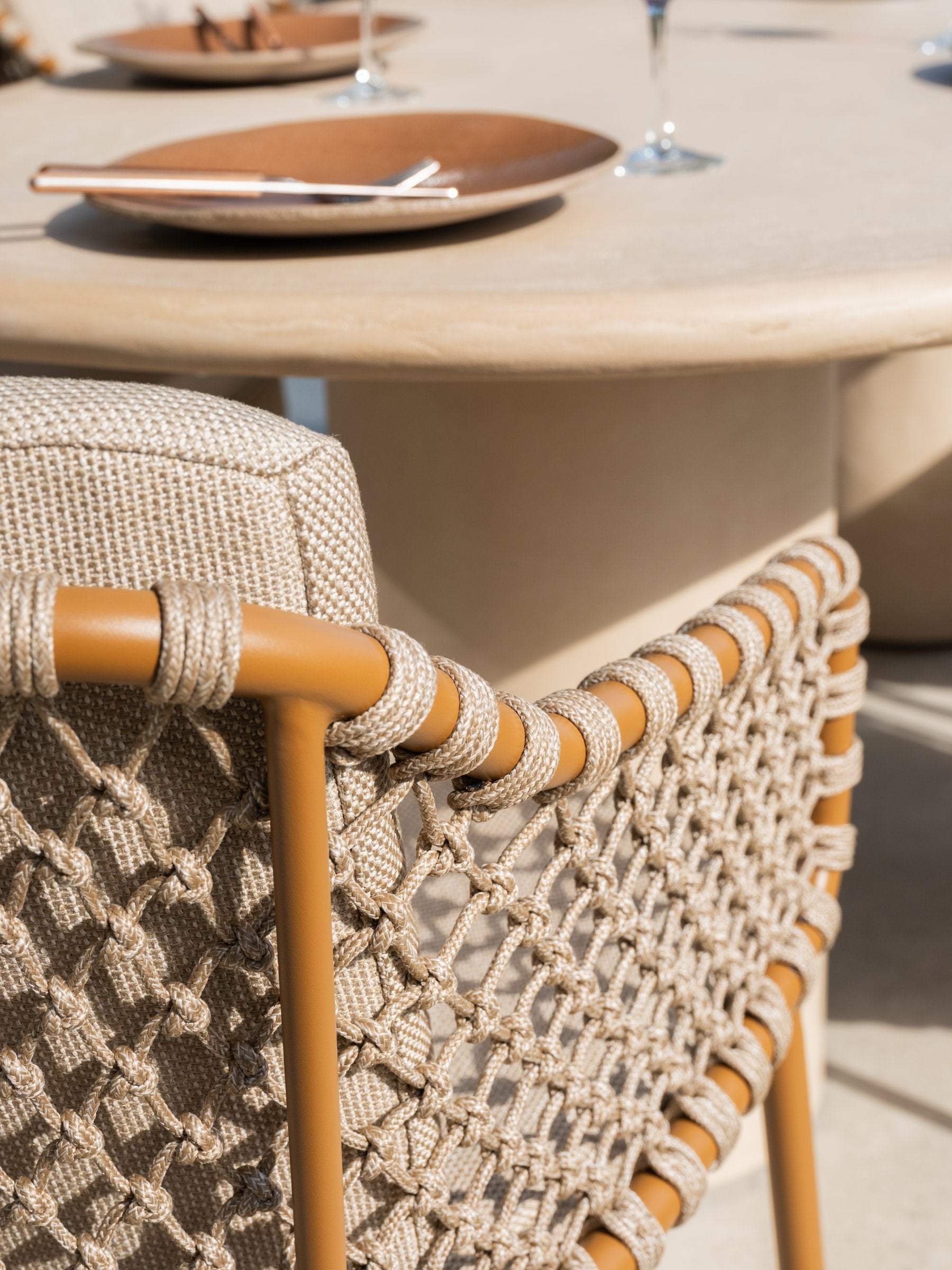 Martinique modular corner lounge set amber with lounge chair and Hampton tables - Detail