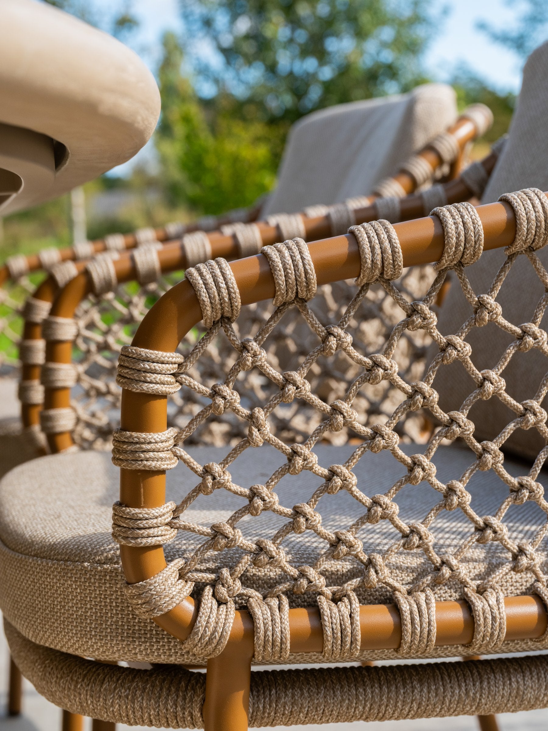 Martinique modular corner lounge set amber with lounge chair and Hampton tables - Detail