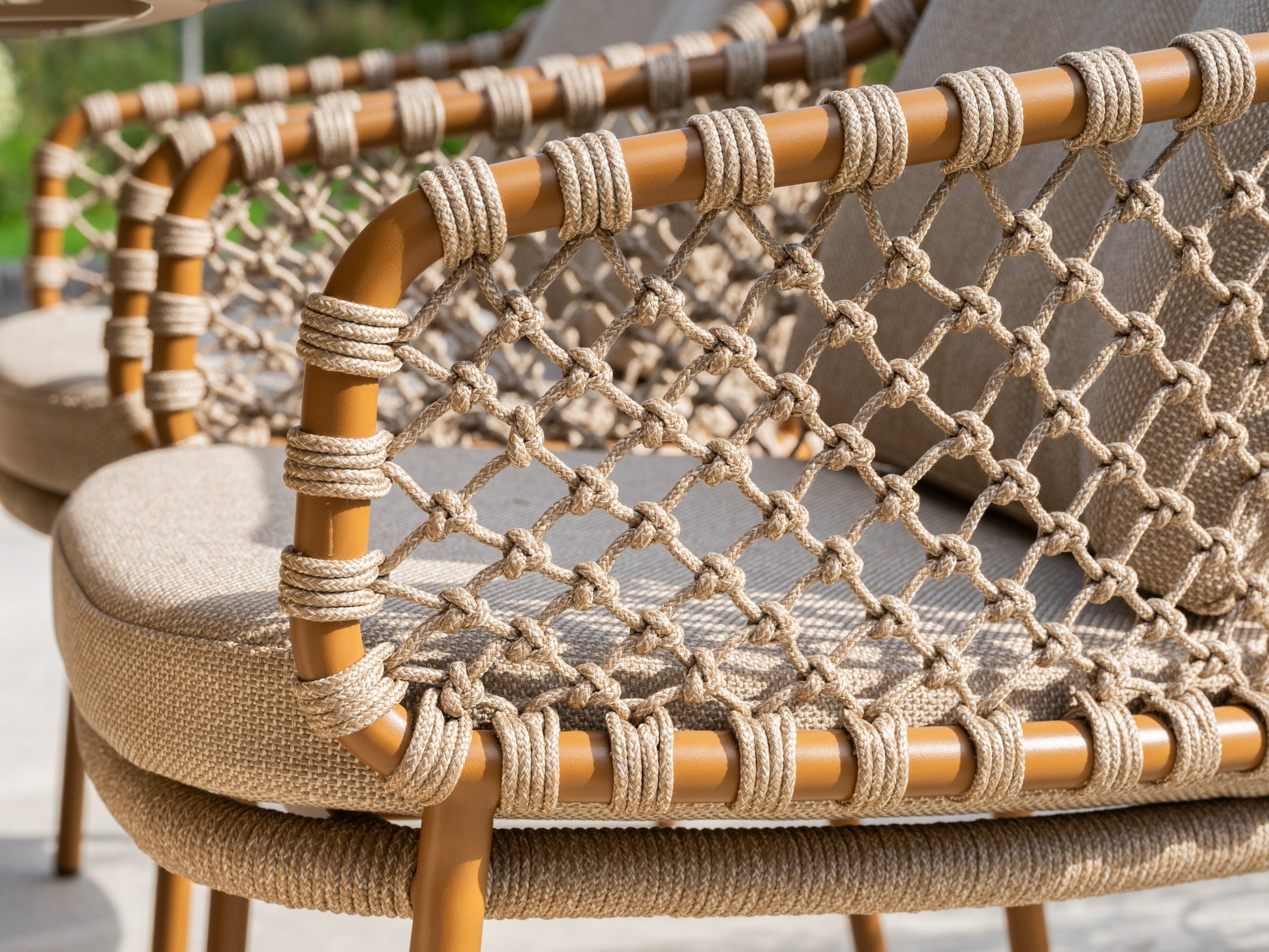 Martinique modular corner lounge set amber with lounge chair and Hampton tables - Detail