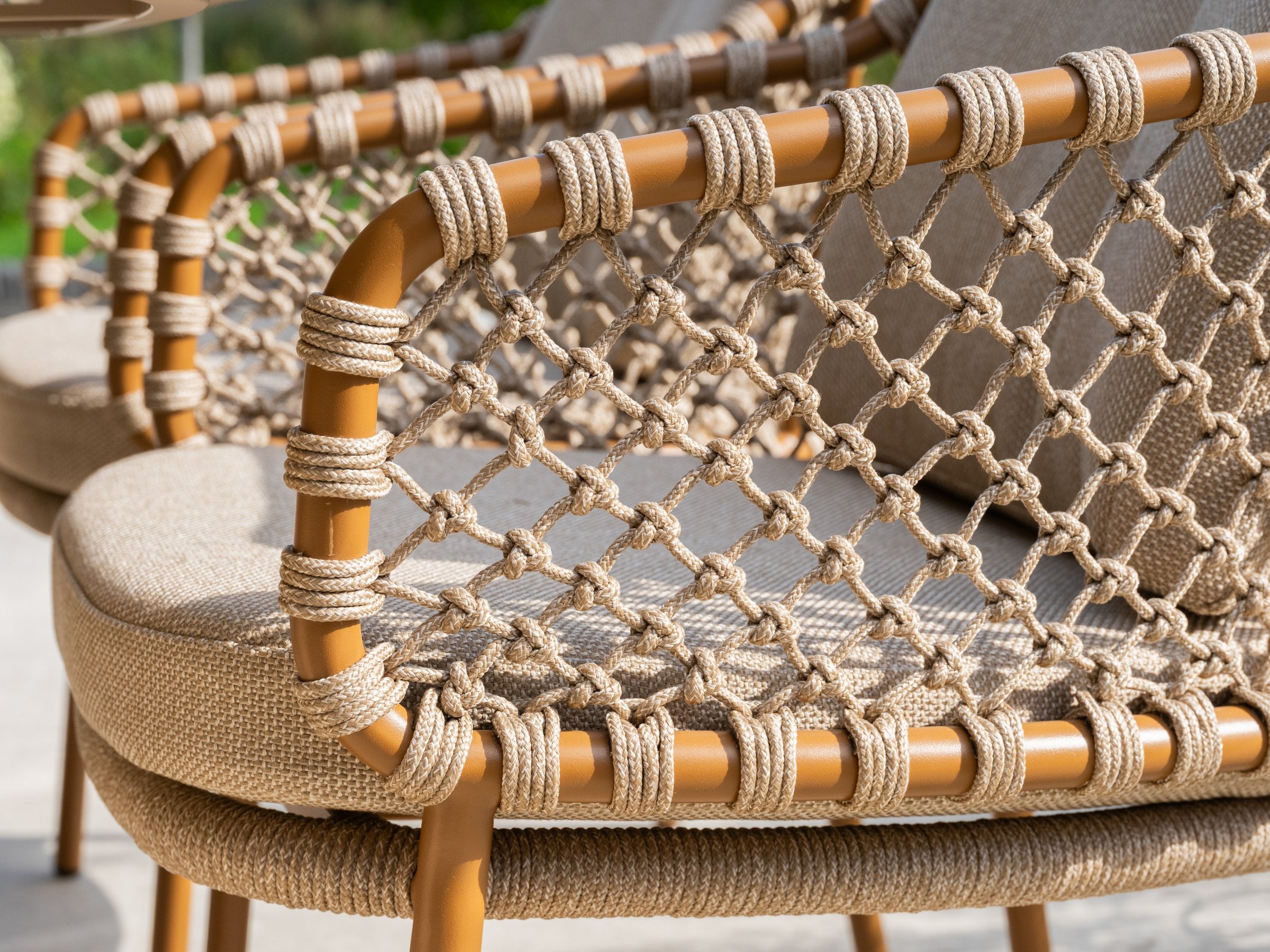 Martinique modular corner lounge set amber with lounge chair and Hampton tables - Detail