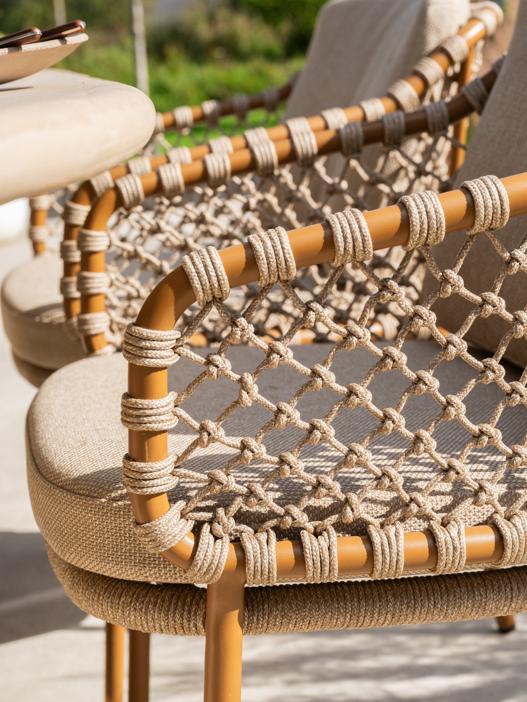 Martinique modular corner lounge set amber with lounge chair and Hampton tables - Detail