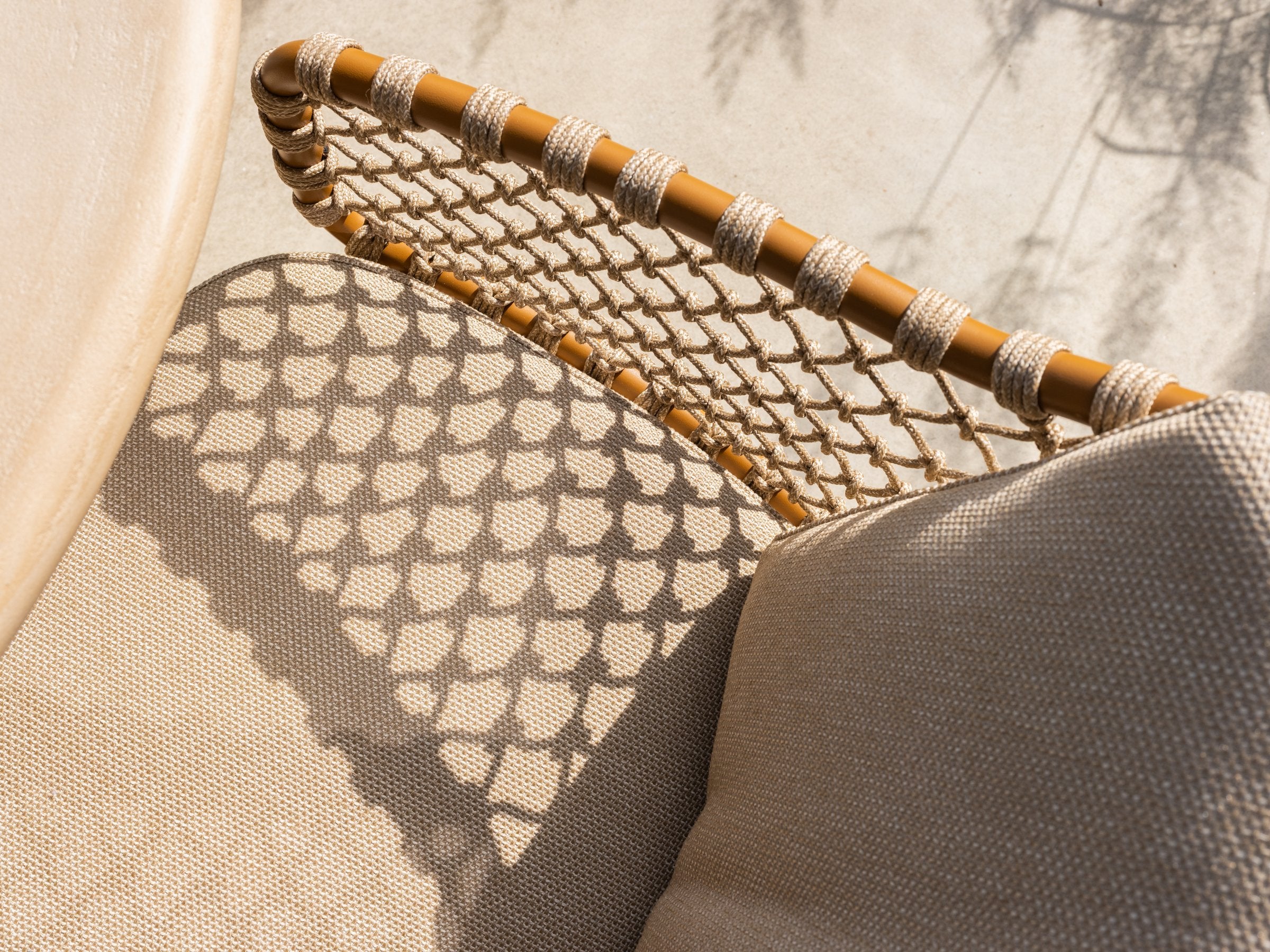 Martinique modular corner lounge set amber with lounge chair and Hampton tables - Detail