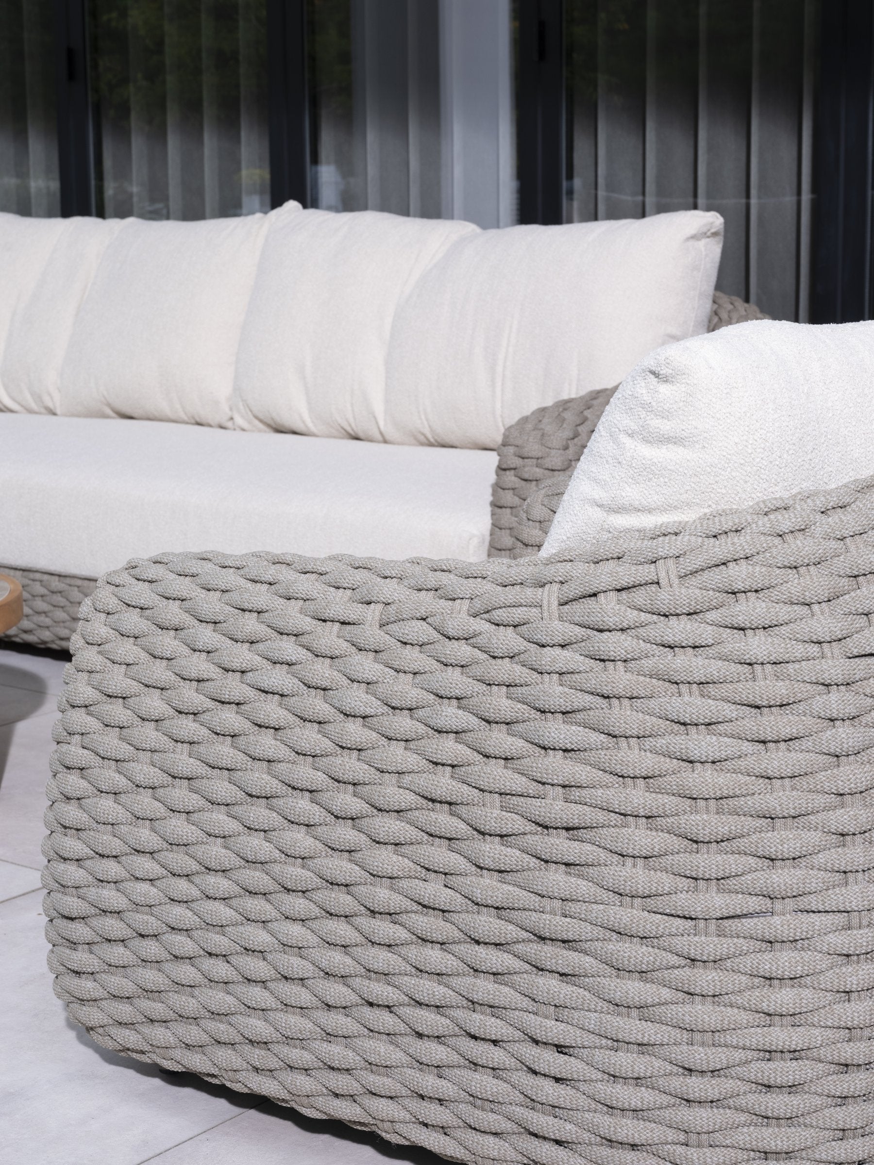 Maxime chaise lounge bench and living chair with Finn pebble shape table - Detail