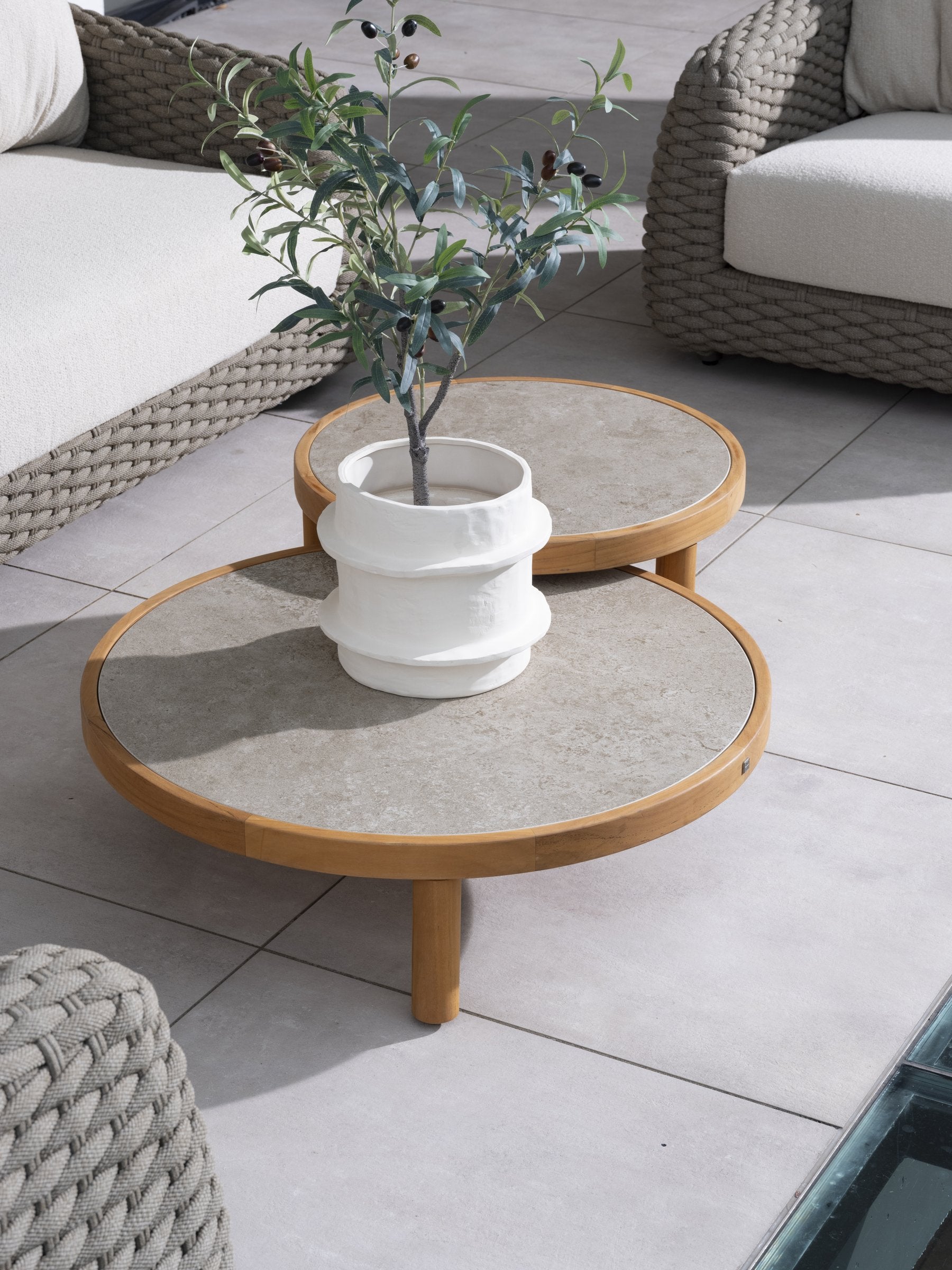 Maxime chaise lounge bench and living chair with Finn pebble shape table - Detail