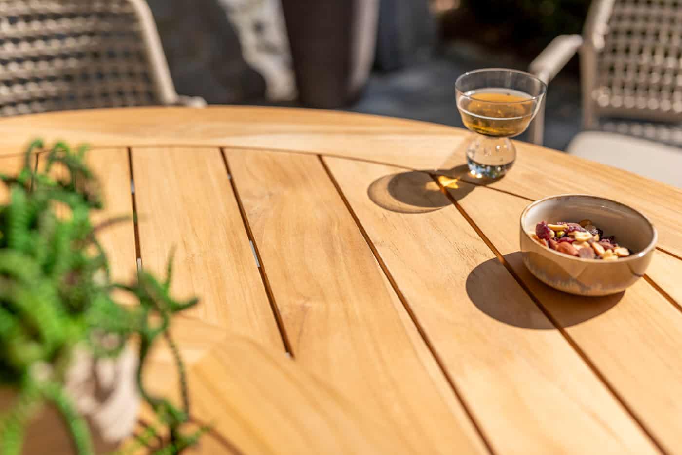 4 Seasons Outdoor Samos dining stoel + Taste 4SO Prado teak tafel 130 Ø cm